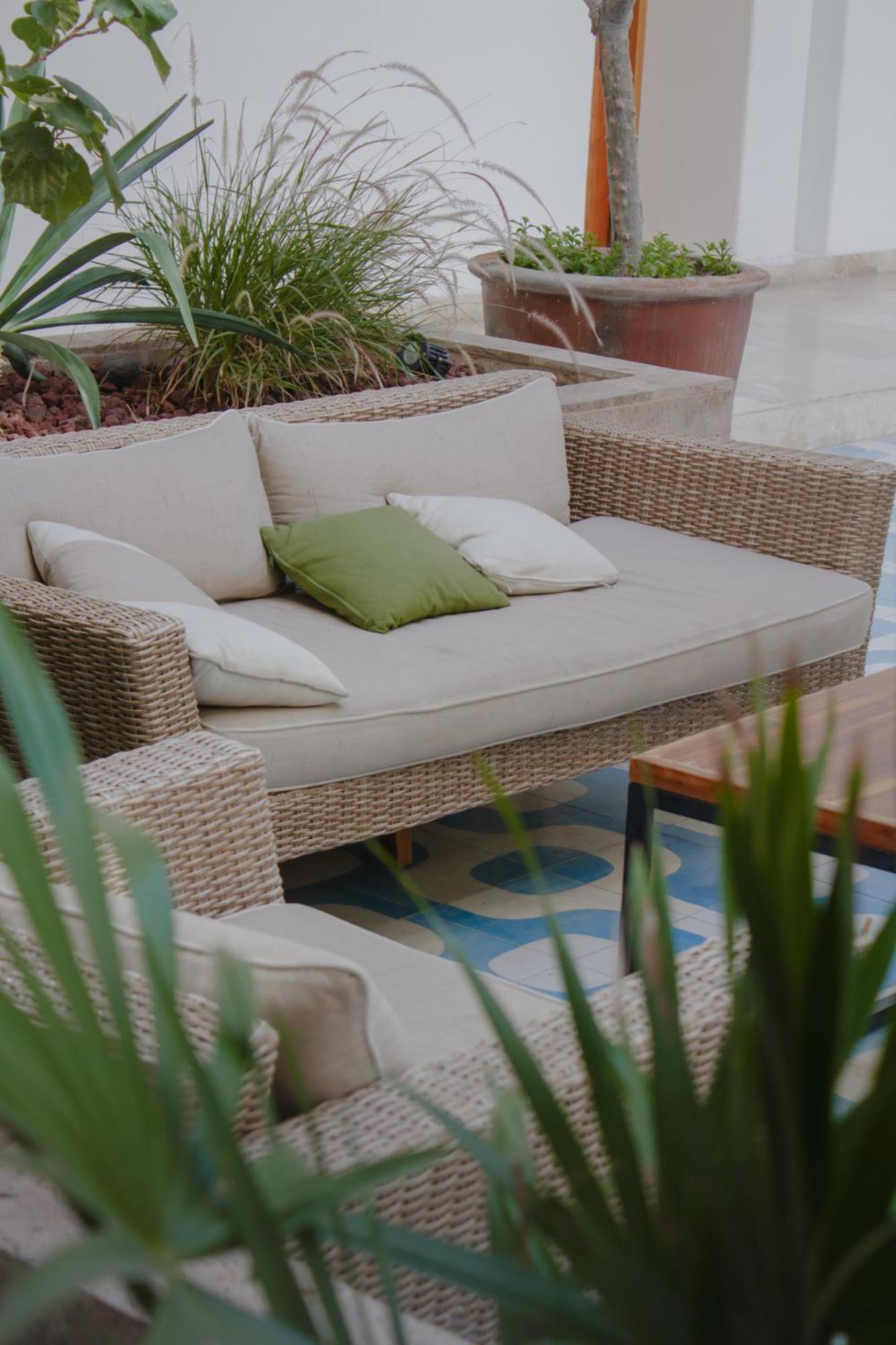 Hotel Catedral La Paz Eksteriør billede A rattan sofa