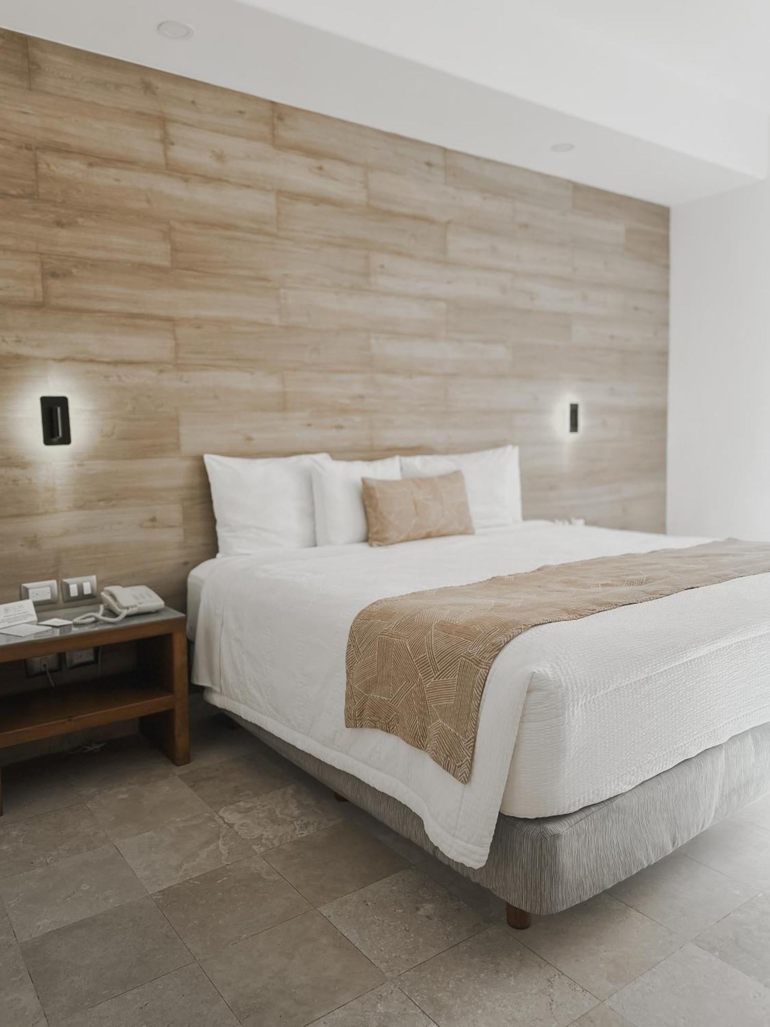 Hotel Catedral La Paz Eksteriør billede A bed with a bed runner